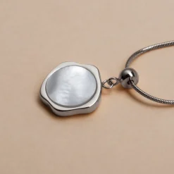 Collier &agrave; charms