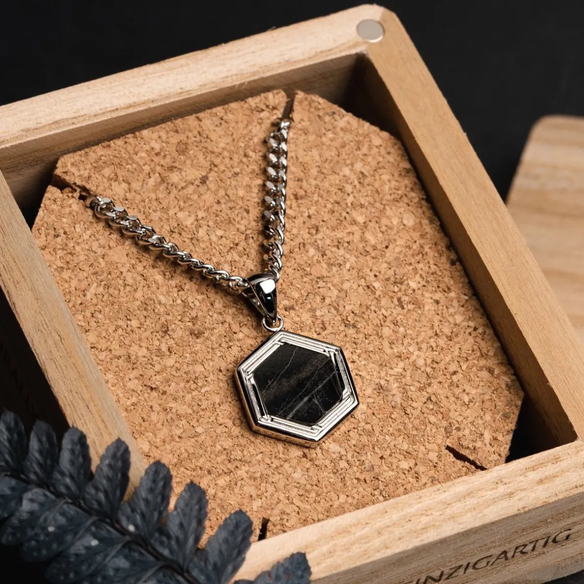 Collier Axis